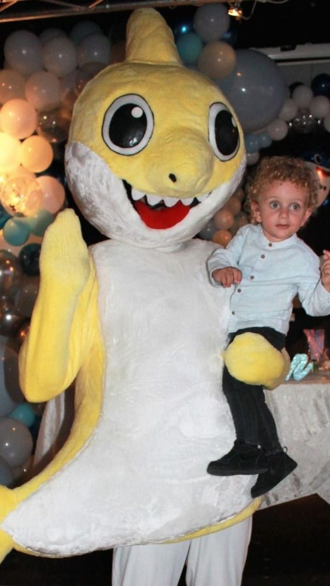 Ein unvergesslicher Kindergeburtstag mit dem Baby-Shark-Maskottchen.