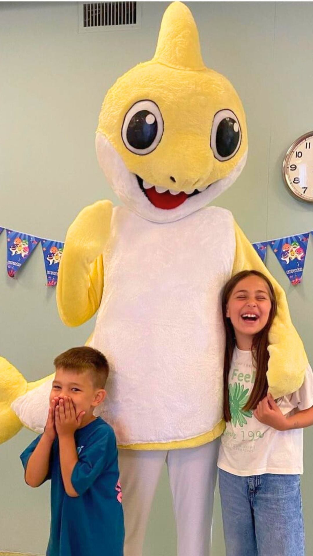 Ein unvergesslicher Kindergeburtstag mit dem Baby-Shark-Maskottchen.