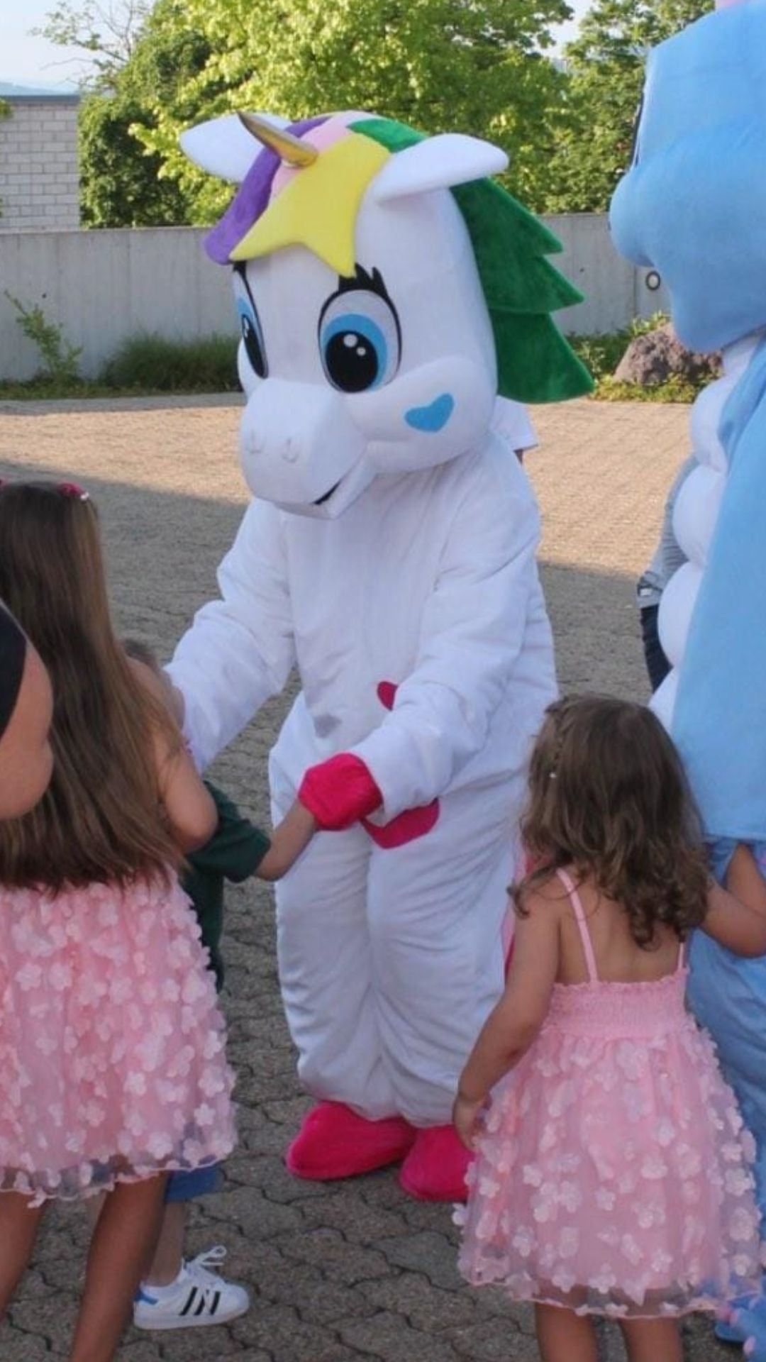 Buche Einhorn Maskottchen für ein Kindergeburtstag.